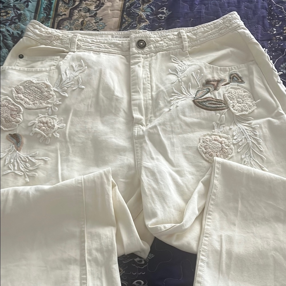 NWOT Pilcro pants with adorable embroidery accents size 32